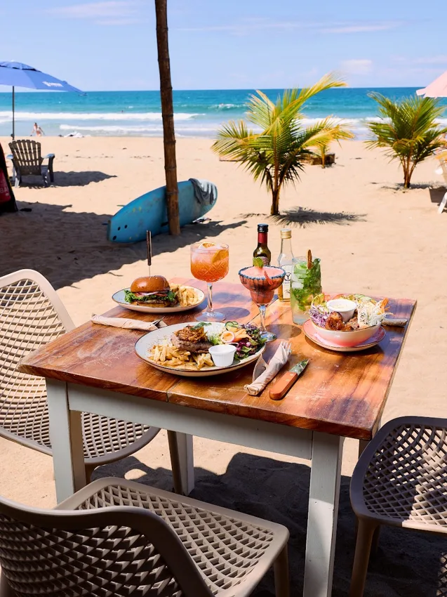 Mesas de Beach Break frente al mar