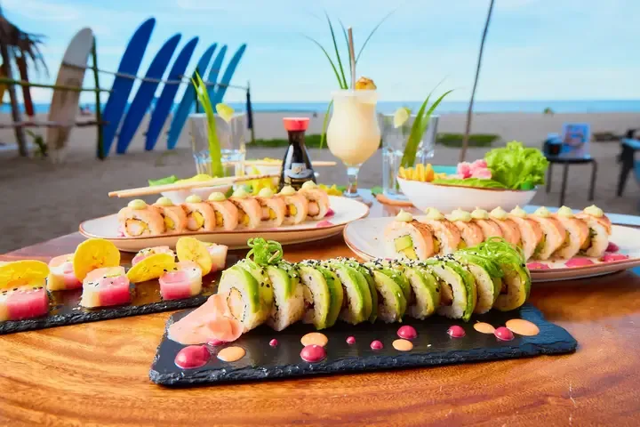 Sushi y cóctel frente al mar en Sushi Wave